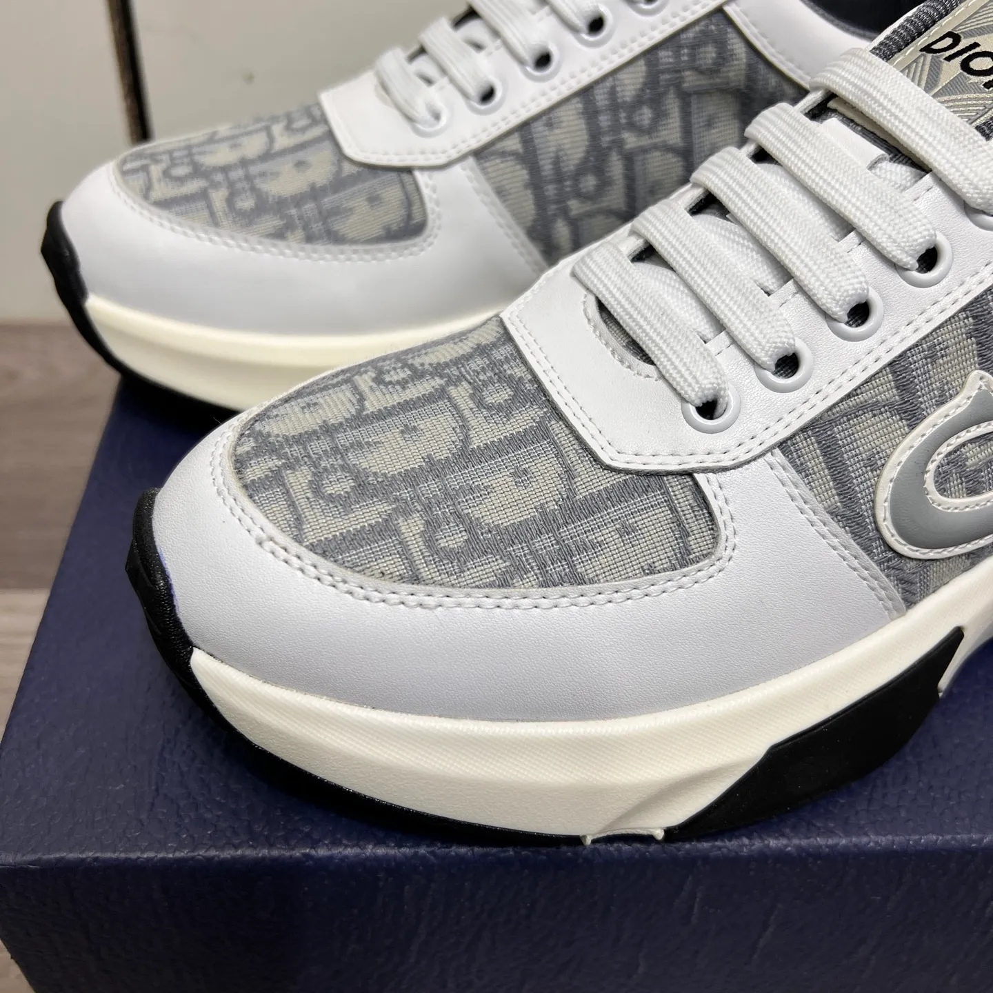 Factory price: 438💰Dior original quality.~ Unique modern style sneakers. 🏃A must-have casual shoe for trendy men😍😍 Imported cowhide fabric, sheepskin foot pads (refuse to discolor and grind feet) soles: Original soles specially provided by the original factory, French lazy style design ⚠️Fit to the feet, original quality, super comfortable original soles. Just like shooting the real thing 🎬The real thing is better, high-quality sneakers, size: 38-44 (45 and 46 can be customized)